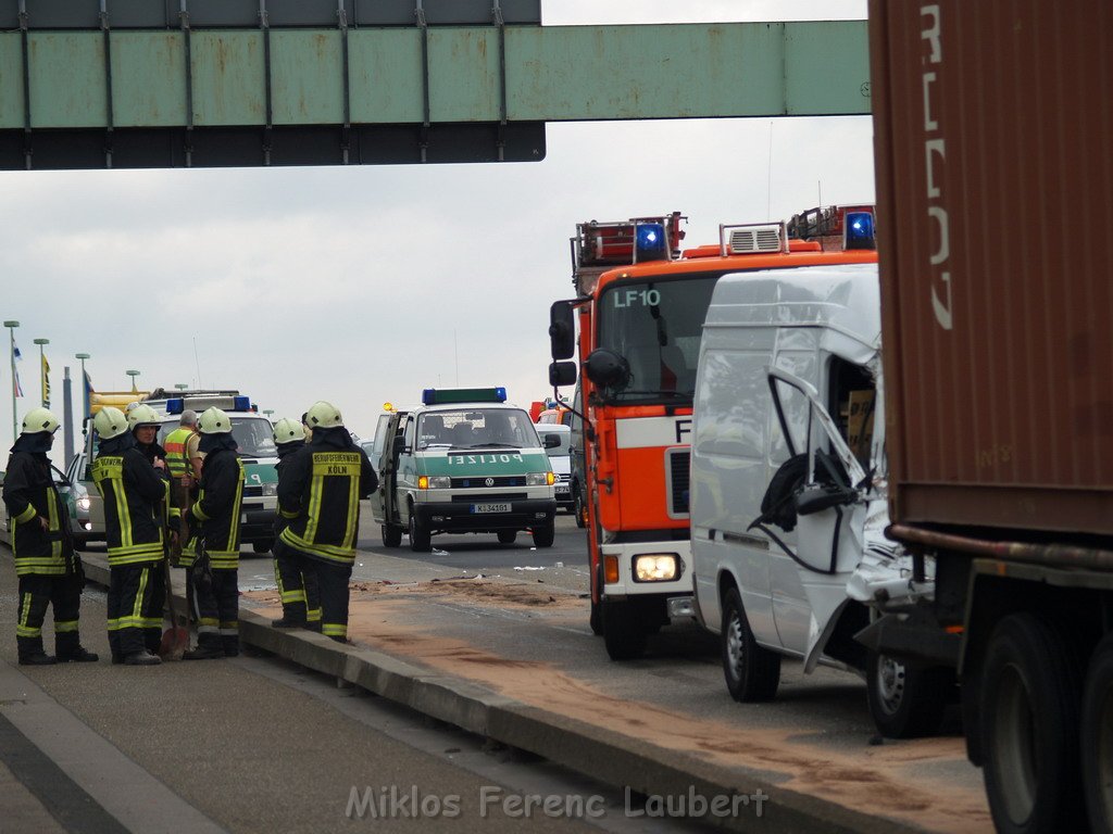 VU Transporter Lkw Zoobruecke Rich Koeln    P15.JPG